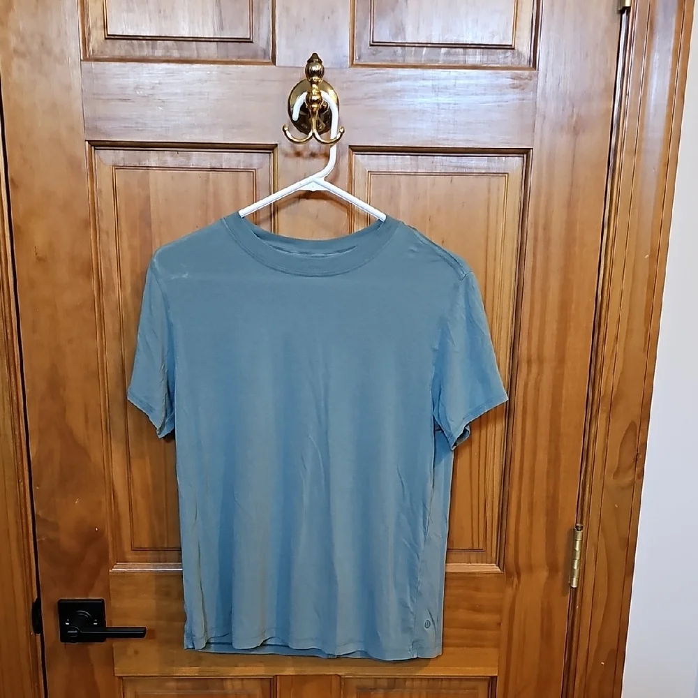 GUC Lululemon athletica Sage Green Short-Sleeve Crew Tee - Picture 2 of 3